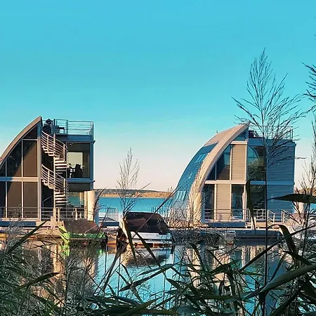 Schwimmende Ferienwohnung Rooftop 13 * Elsterheide